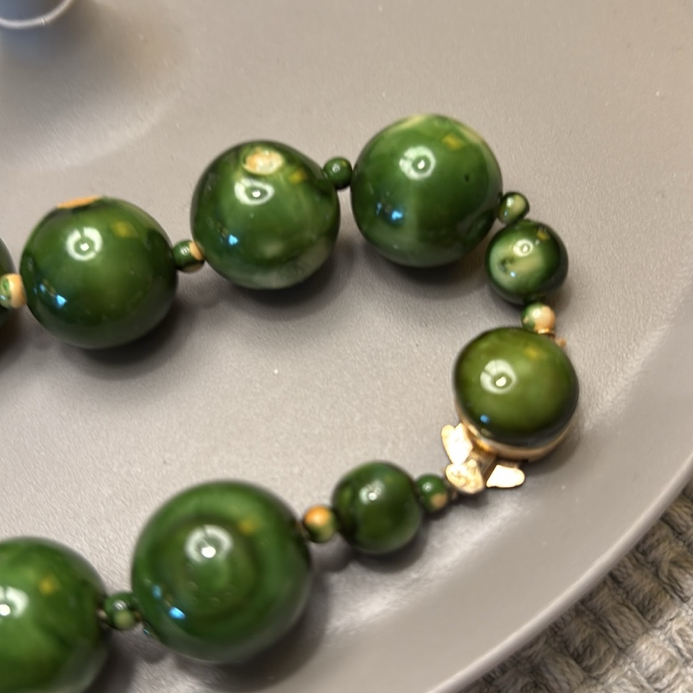 Vintage Elegant Jade Green Beaded Necklace!! - Picture 3 of 6